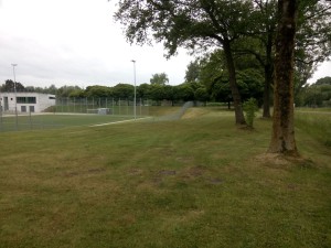 Inselbad: Wall zwischen Sportplatz und Schotterfläche